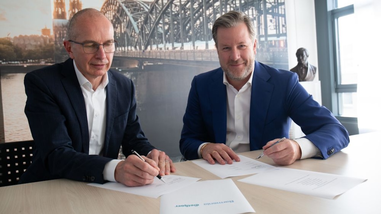 Barmenia Vorstandsvorsitzender Dr. Andreas Eurich (li.) und Gothaer CEO Oliver Schoeller unterzeichnen den Fusionsvertrag.