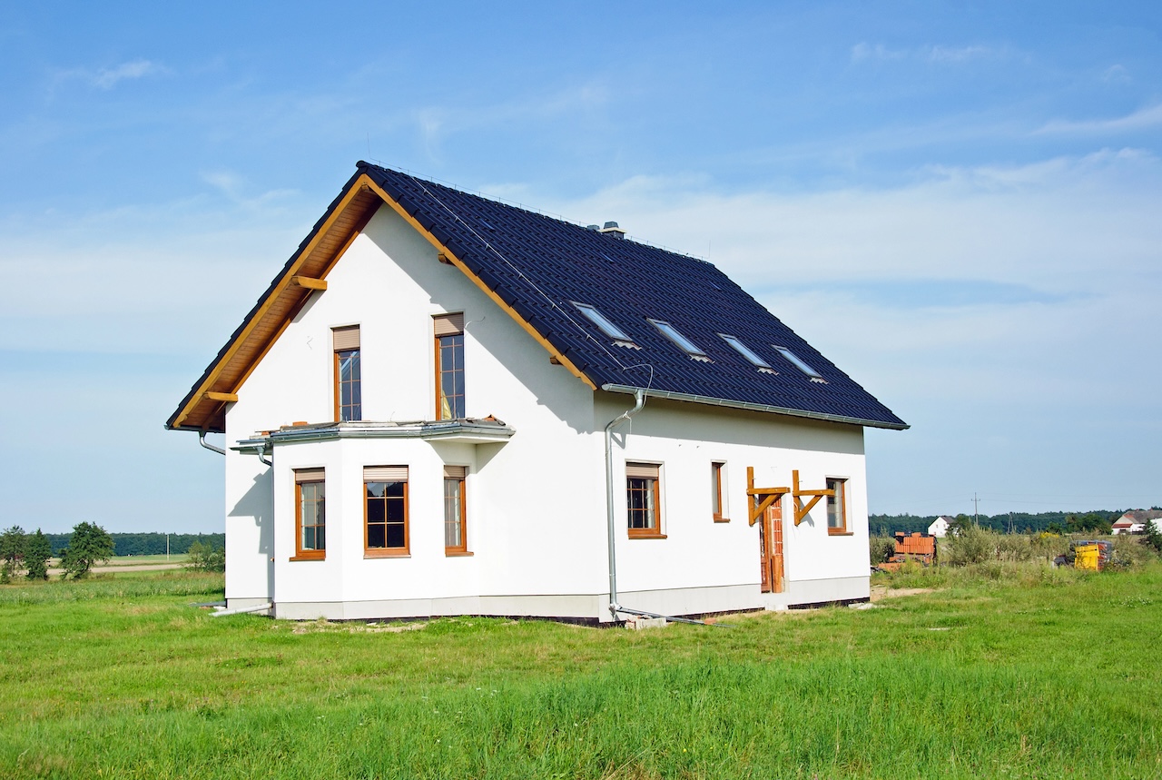 Weißes neues Einfamilienhaus