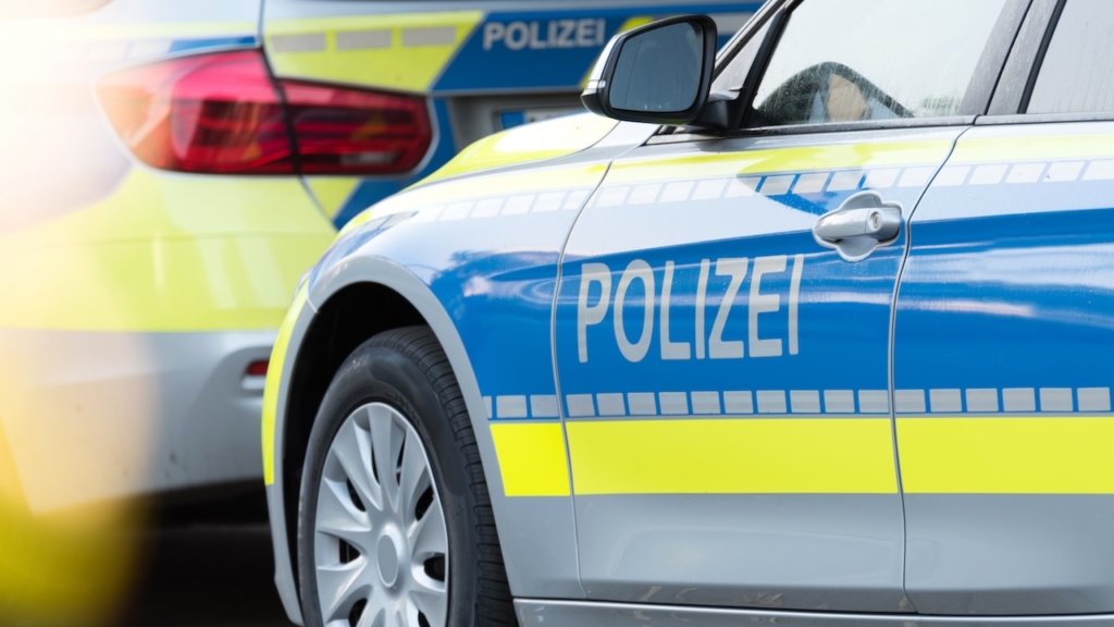 Ein Polizeiauto auf der Straße