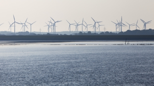 Silhouette eines Windkraftparks an der Nordsee