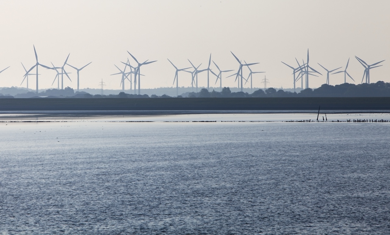 Silhouette eines Windkraftparks an der Nordsee