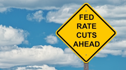 Zinssenkungen der Fed stehen bevor - Warnsignal Blauer Himmel Hintergrund