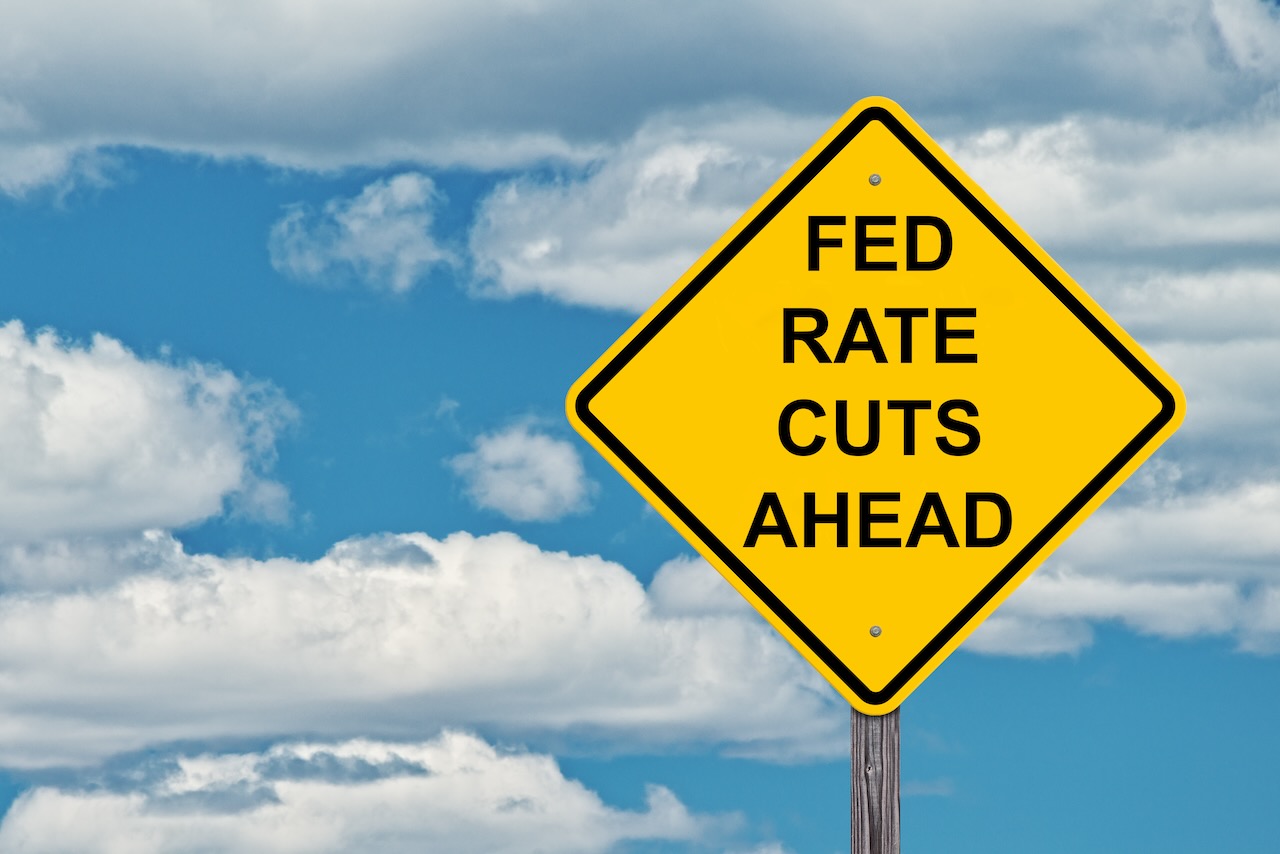 Zinssenkungen der Fed stehen bevor - Warnsignal Blauer Himmel Hintergrund