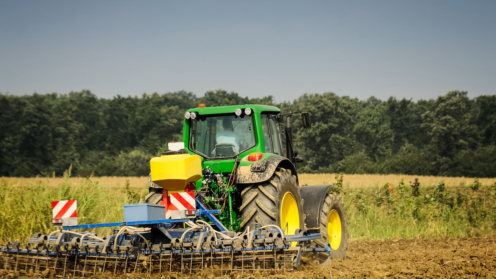 Landwirt mit Traktor bei der Arbeit