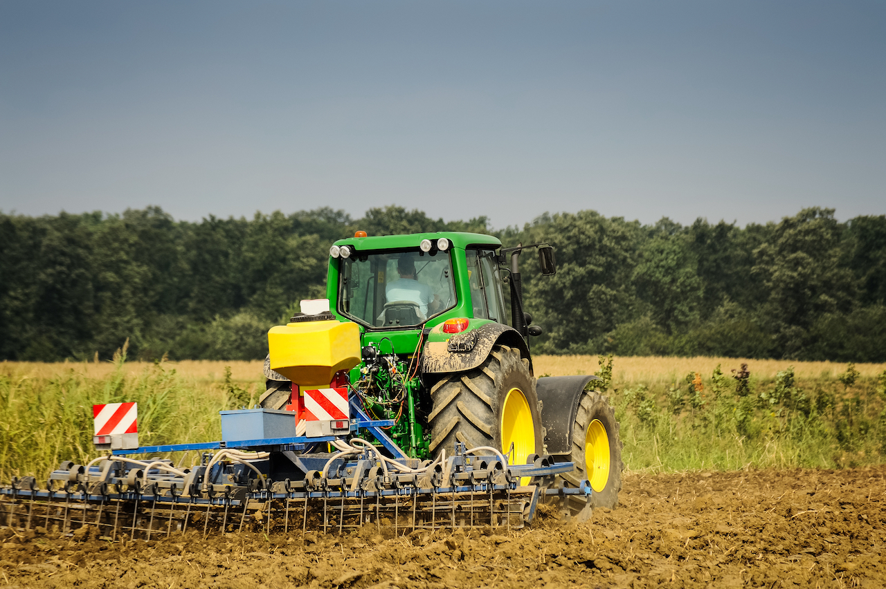 Landwirt mit Traktor bei der Arbeit