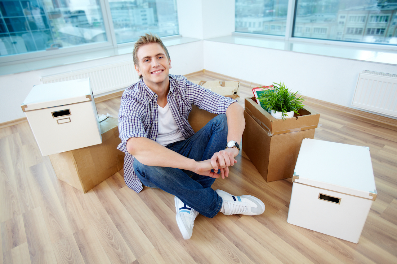 Student in neuer Wohnung