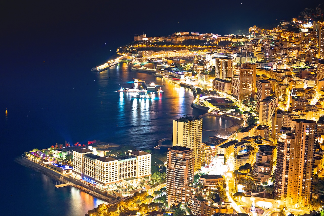 Monaco. Monte Carlo Stadtbild bunte Abendansicht von oben