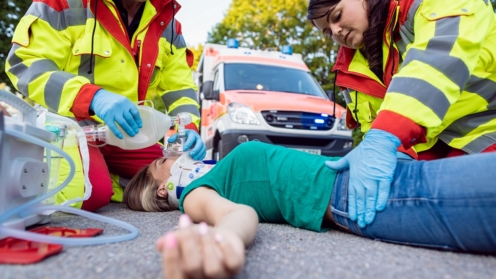 Notarzt hilft verletzter Frau nach Unfall