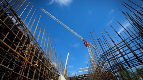 Baustelle mit Kran vor blauem Himmel