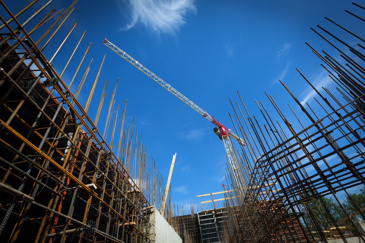 Baustelle mit Kran vor blauem Himmel