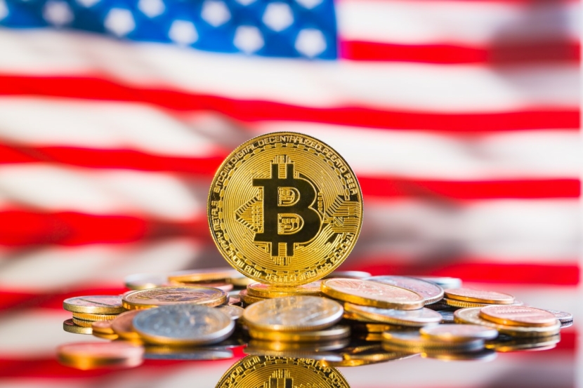 Bitcoin vor US-Flagge