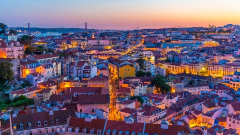 Luftaufnahme der Innenstadt von Lissabon vom Aussichtspunkt Graca, portugal