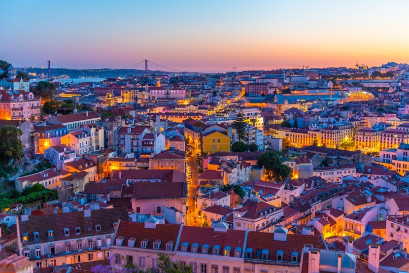 Luftaufnahme der Innenstadt von Lissabon vom Aussichtspunkt Graca, portugal