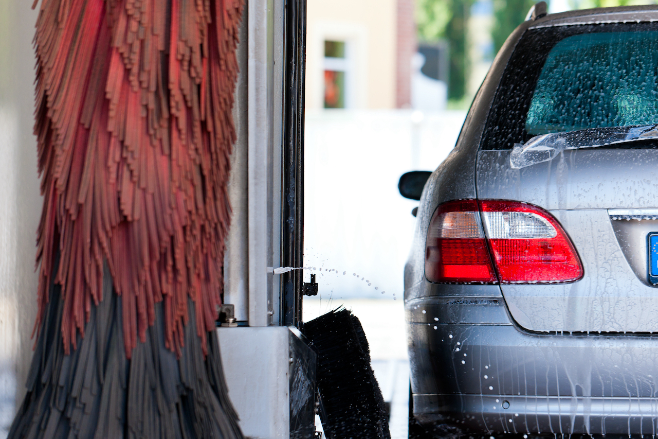 Auto in der Waschanlage