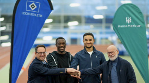 Eric Bussert, Vorstand Vertrieb und Marketing der HanseMerkur, Owen Ansah und Manuel Mordi (beide HSV-Leichtthleten) und HSV-Vizepräsident und -Aufsichtsratsvorsitzender Michael Papenfuß