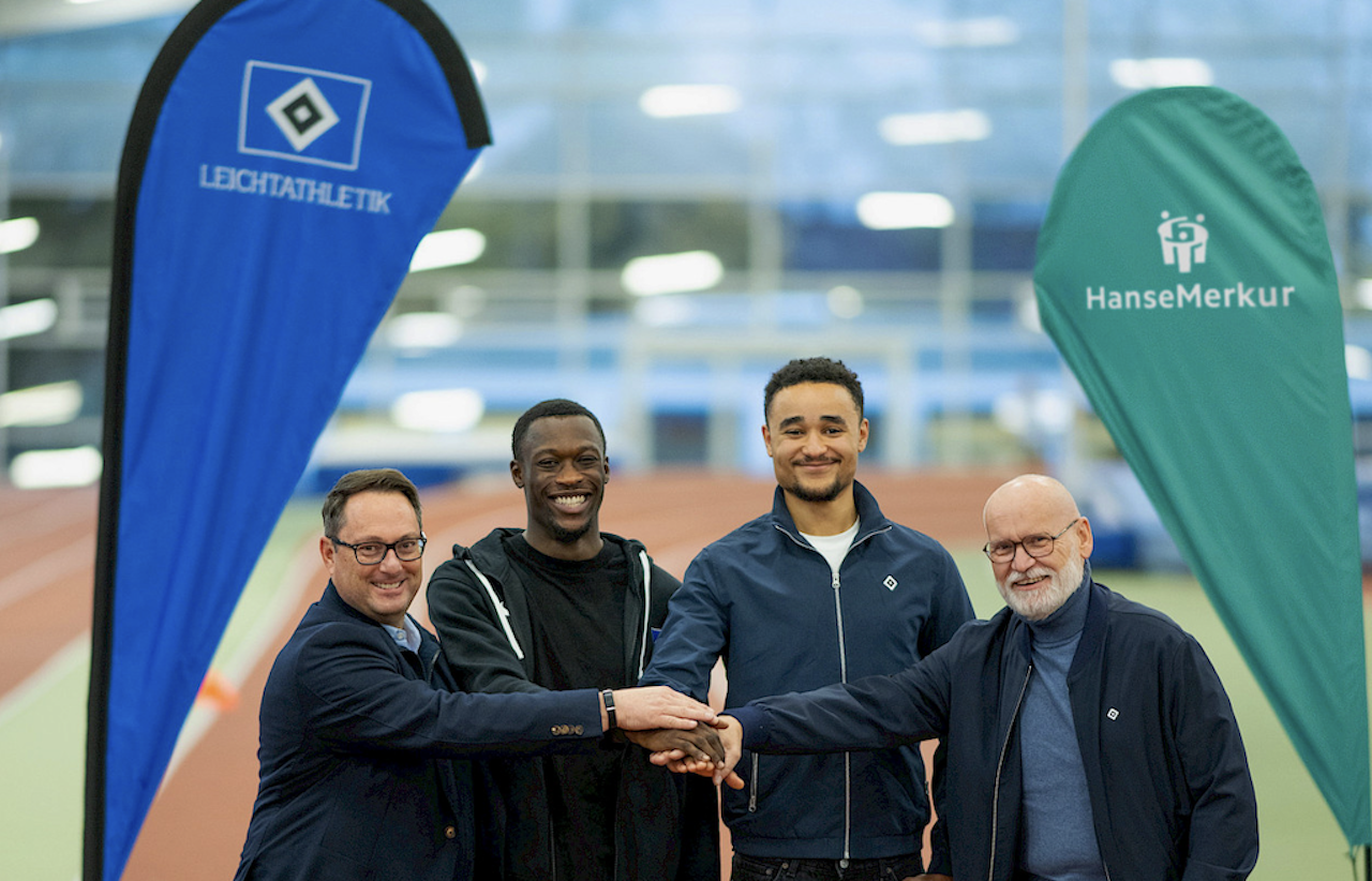 Eric Bussert, Vorstand Vertrieb und Marketing der HanseMerkur, Owen Ansah und Manuel Mordi (beide HSV-Leichtthleten) und HSV-Vizepräsident und -Aufsichtsratsvorsitzender Michael Papenfuß