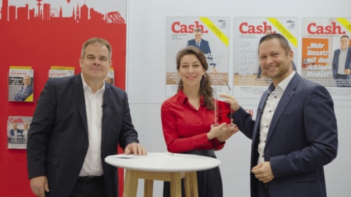 Dr. Julia Wernsdorfer und Mario Münch (rechts), beide ING Deutschland, freuen sich über den Innovations-Award von Cash., überreicht durch Cash.-Chefredakteur Frank O. Milewski