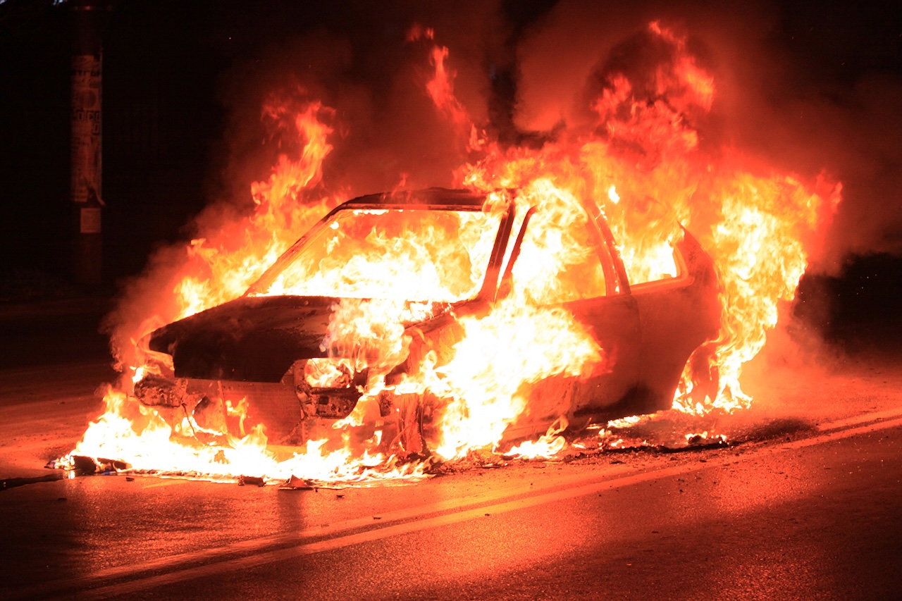 Brennendes Auto am Straßenrand, Sylvester