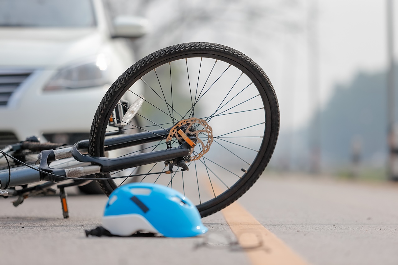 Unfall Autounfall mit Fahrrad auf der Straße