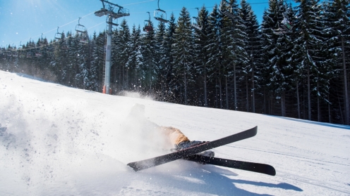 Skifahrer stürzt auf die Piste, Ski, Skifahren