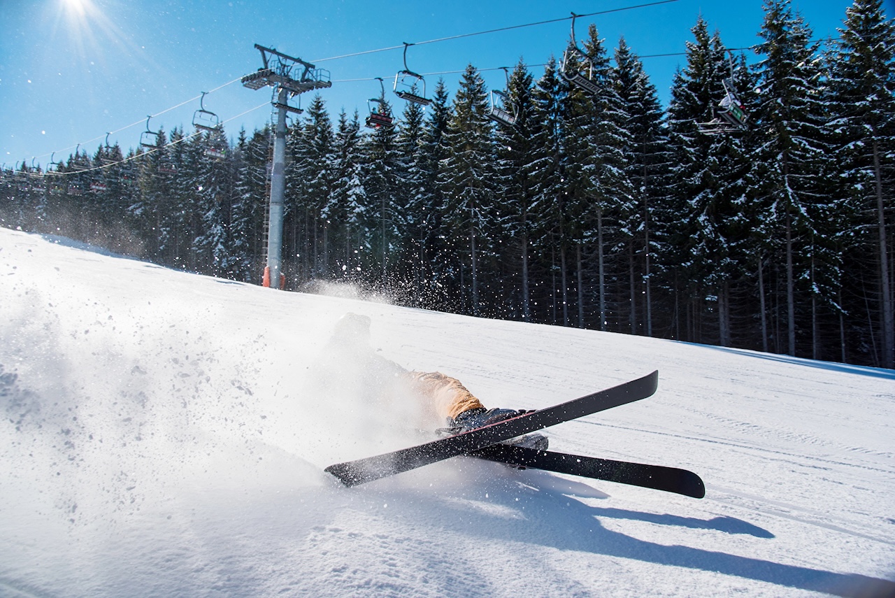 Skifahrer stürzt auf die Piste, Ski, Skifahren