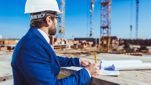 Geschäftsmann arbeitet auf Baustelle