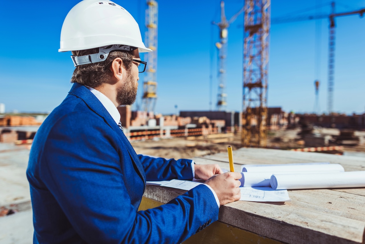 Geschäftsmann arbeitet auf Baustelle