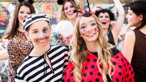 Junge und Mädchen kleiden sich als Marienkäfer, Karneval