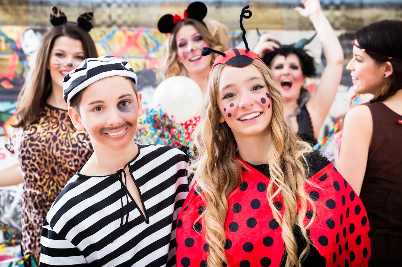 Junge und Mädchen kleiden sich als Marienkäfer, Karneval