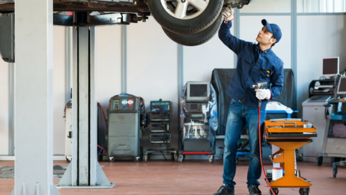 Mechaniker in seiner Werkstatt