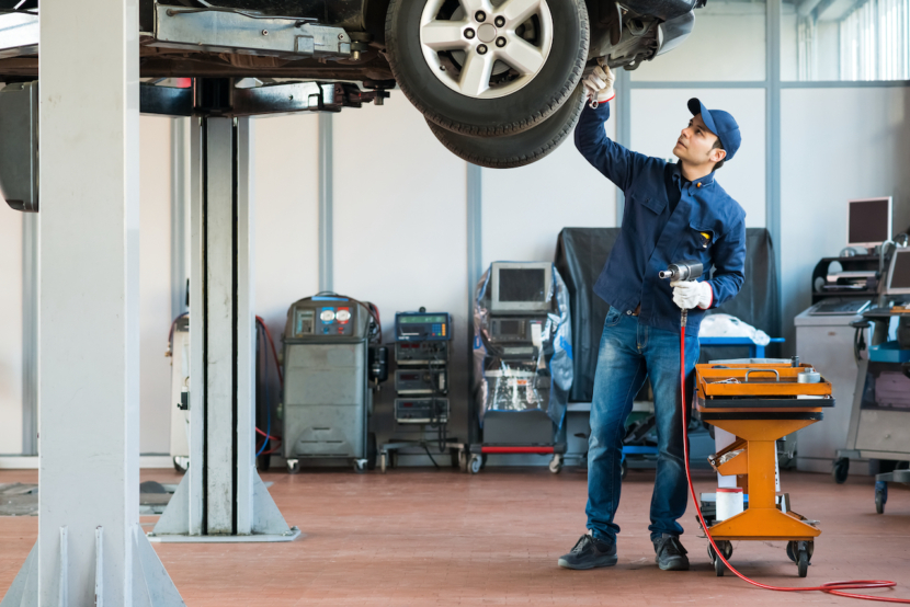 Mechaniker in seiner Werkstatt